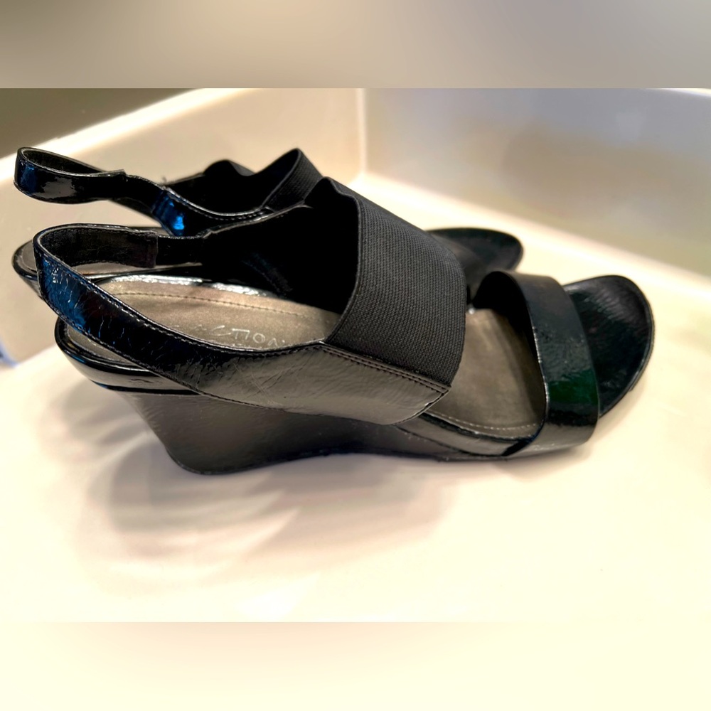 Kenneth Cole Reaction black patent wedges